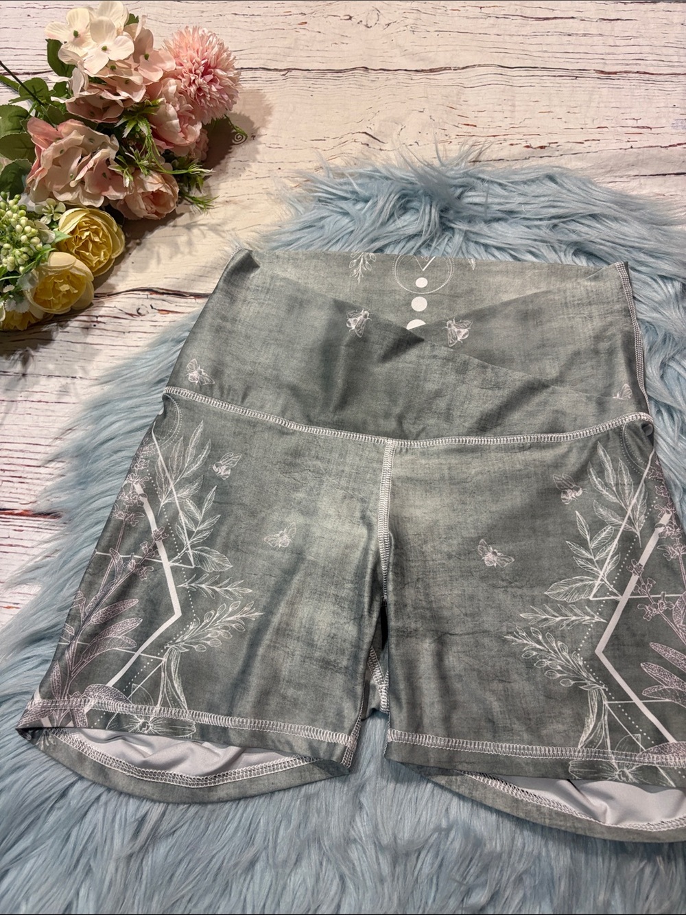 Yoga Democracy Pure Sage Graphic Crossover Workout Yoga Shorts - Picture 4 of 8